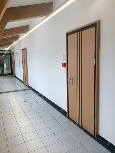 adolf-pichler-platz-gymnasium, innsbruck, klassenzimmertueren, holztuere, perspektive