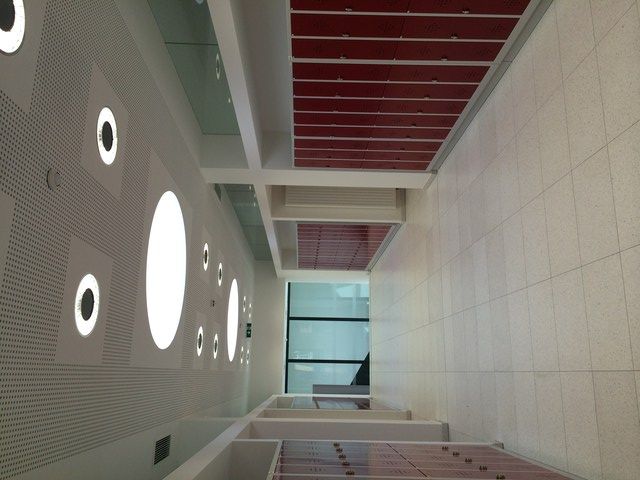 adolf-pichler-platz-gymnasium, innsbruck, klassenzimmertueren, holztuere, flur