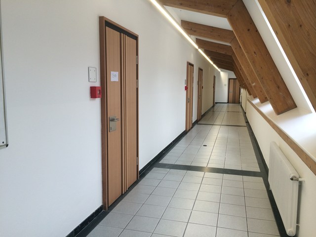 adolf-pichler-platz-gymnasium, innsbruck, klassenzimmertueren, holztuere, dachgeschoß